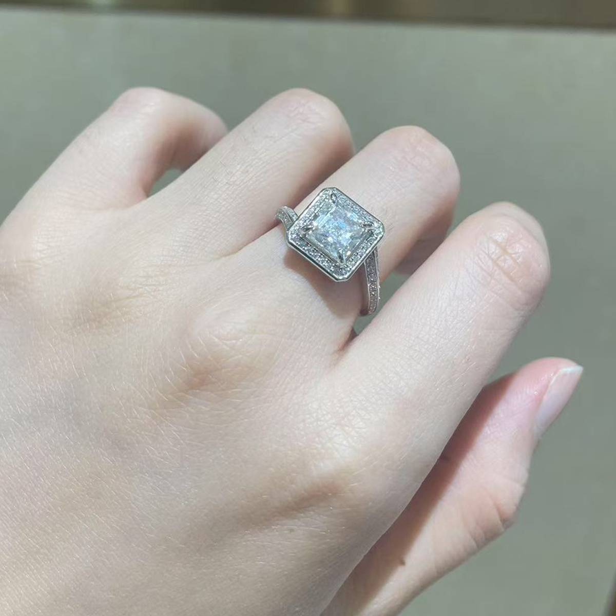 扭臂方钻女戒S925银镀白金定制选款主石莫桑钻2.0ct/副石高碳钻